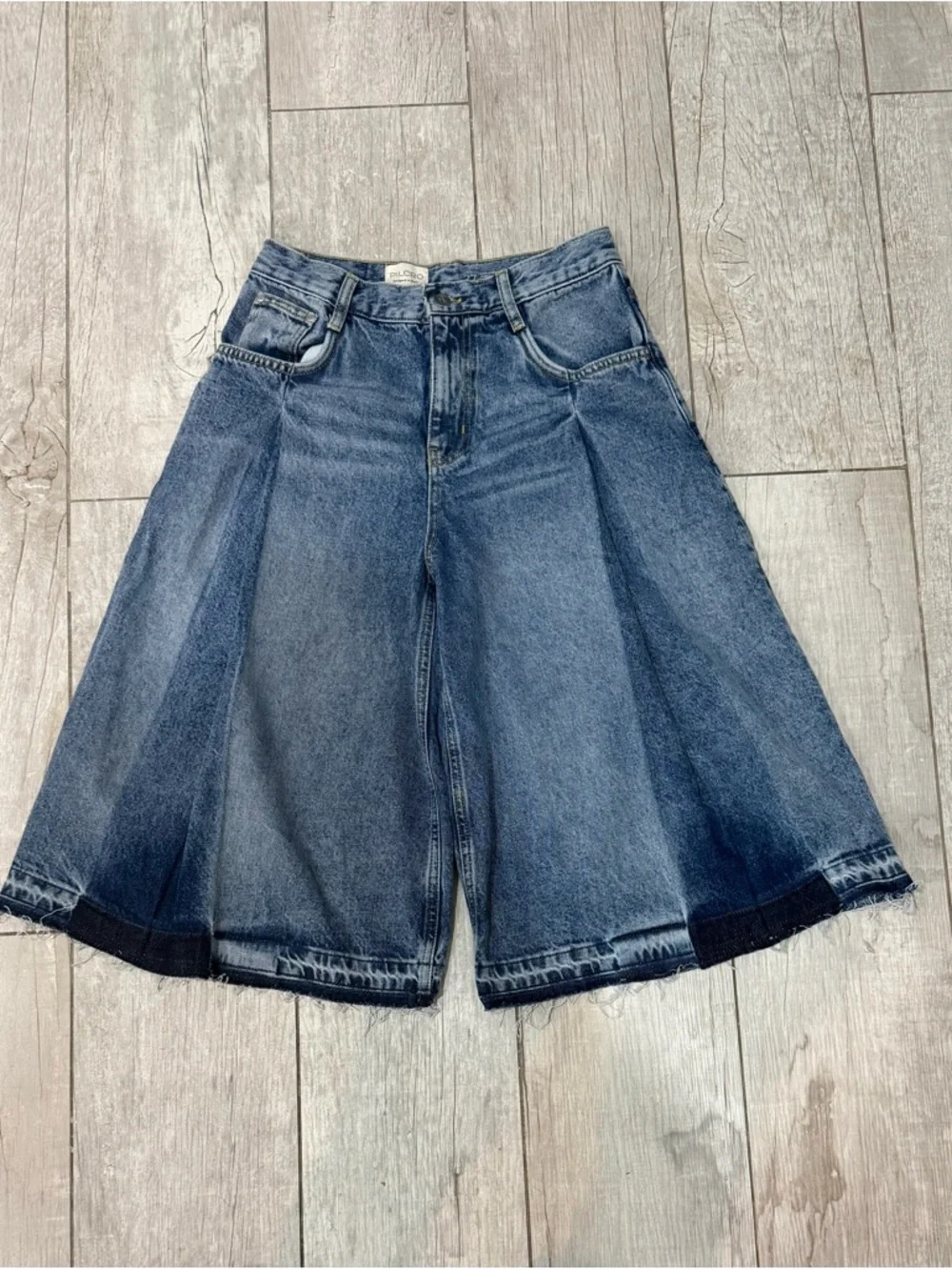 Pilcro Pleated Culotte Jeans Size 27 Wide Leg Denim Raw Hem Anthropologie EUC - Picture 4 of 8